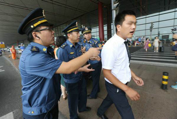 Beijing investigates illegal passenger transport Beijing investigates illegal passenger transport